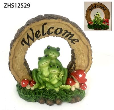 China Welcome Outdoor Garden Decoration Statue Europe Frog Solar Resin Crafts for sale