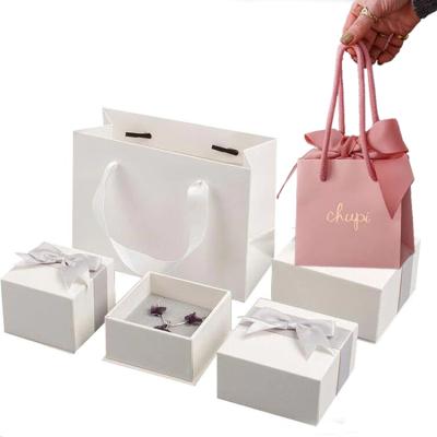 China Pink Luxury Jewelry Gift Box Durable Promotional Bow Ring Stud Earring Necklace Boutique Jewelry Shopping Packaging Paper Bags for sale