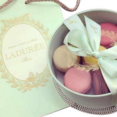 China Wholesale Customized Recyclable Wedding Souvenirs Favor Box Catering Luxury Round Mini Cylinder Christmas Gift Macaron Packaging Paper Box for sale