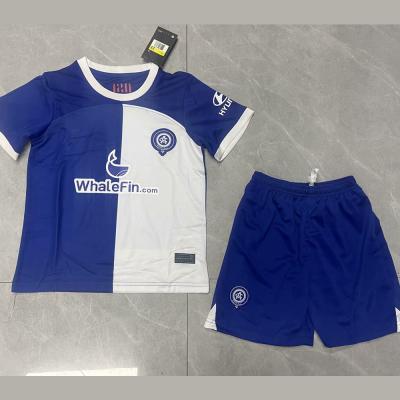 China Kundenspezifischer Name weißer blauer Kinderfußball-Trikot-Twill-Jacquardwebstuhl-Fußball-Jerseys zu verkaufen