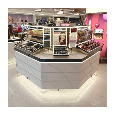 China High Quality Modern Retail Stores Backwall Cosmetic Display Rack Make Up Store Decoration Display Stand for sale