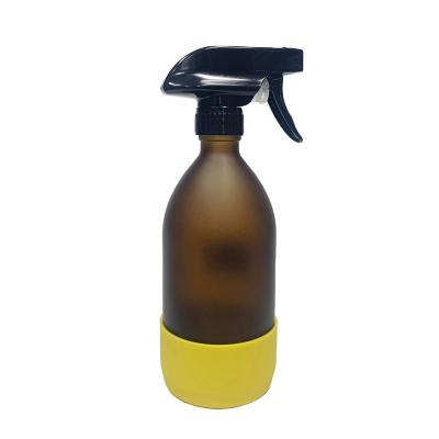 China Chemical 16oz 500ml Frosted Amber Glass Spray Bottle With Silicone Sleeve For Homemade Cleaning for sale