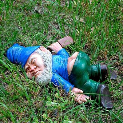 China World funny drunken garden gnome decor, creative drunken dwarf decoration garden statue resin dwarf crafts for sale