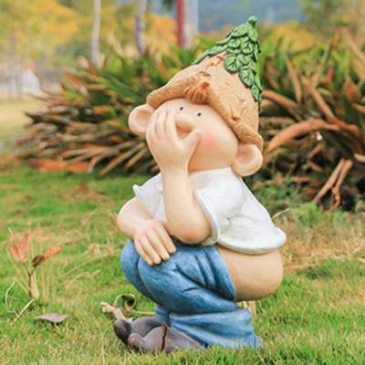 China New Funny Europe Garden Pooping Boy Gnome Statue For Outdoor And Indoor Decoration for sale