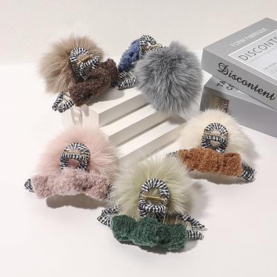 China Winter Korean Claw Clip Europe America Poppom Autumn Winter Hip Hop Fur Ball Faux Fur Cloth Big Hair Clip for sale