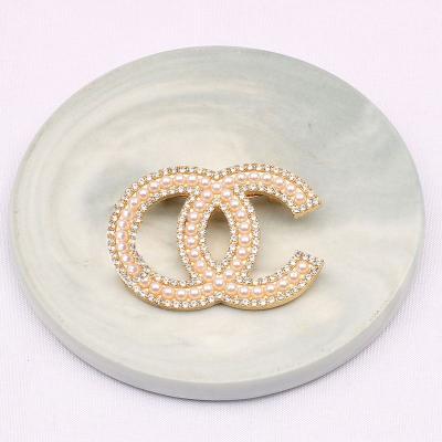 China Simple Delicate Fashion 2 Colors 18K Gold Plated Geometric Bling Rhinestone Letter Pearl C Brooches for sale