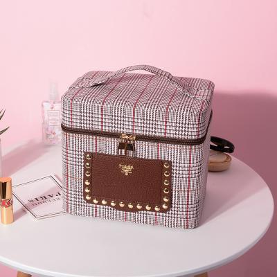 China 2021 fashion girls cosmetic bags plaid popular luxury cosmetic case bags traveling fashion makeup bags for females for sale