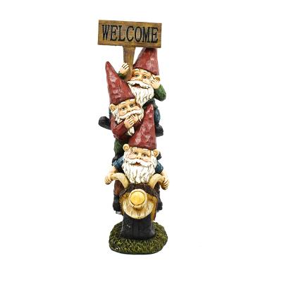 China Beautiful China Gnome With Welcome Sign Decoration Garden Gnome Statue Resin Garden Gnome for sale