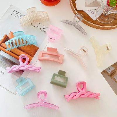 China Japan and Korean popular transparent plastic women hair claw clip factory wholesale cut thick cut Qiyue Korea style candy color frosted hair claw clip for sale