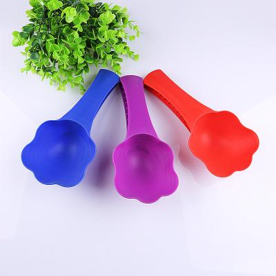 China Wholesale Viable High Quality Multifunctional Dog Cat Food Spoon Shovel Hot Plastic Pet Feeding Scoop Cat Dog Bird Feeder Spoon for sale