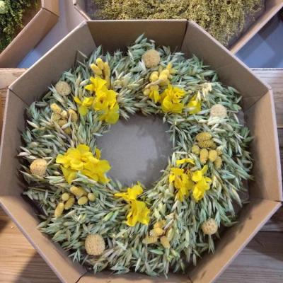 China 2019 New Decorative Wreath Designs Preserved Flower Wreath For Spring Decoration for sale