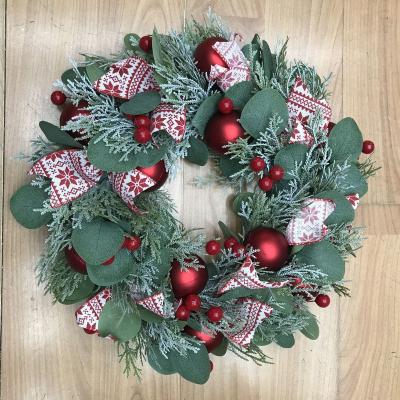 China Christamas Home Decoration 2021 New Christmas Red Fruits Weave 40cm Christmas Front Door Vine Wreath Christmas Decorative Wreath for sale