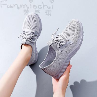 China Ideal design smooth support fitness fashion trend style golf shoes walking sneakers for women for sale