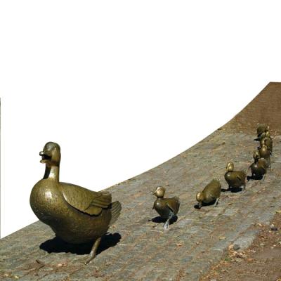 China Europe Bronze Duck Contemporary Walking Outdoor Bronze Sculpture Group For Outdoor for sale