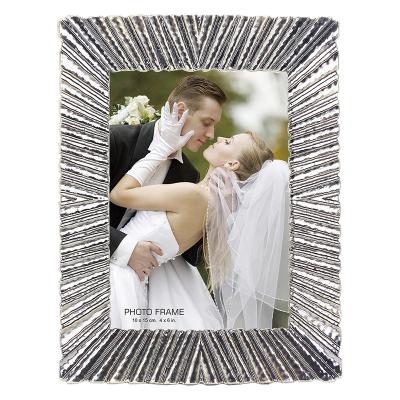 China Modern Shine Photo Frame Zinc Alloy Die Casting Silver Plated Photo Frame for sale