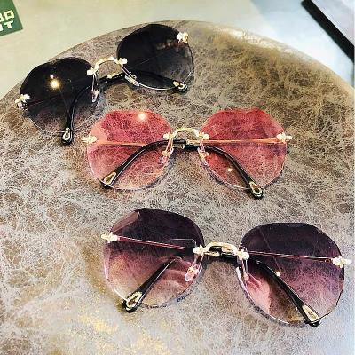 China Fashion Sunglasses Sun Glasses Shades Oversized Fashion 2020 Gradient Sunglasses Women Transparent Plastic Quantity for sale