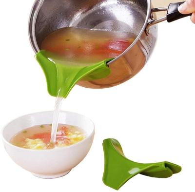 China Sustainable Anti-Puddle Silicone Slip On Soup Spout Funnel For Pots Filters Kitchen Instrument Tool Portable Silicone Liquid Funnel for sale