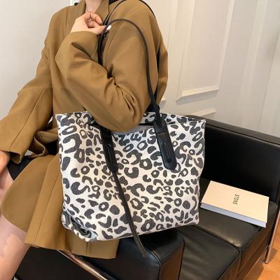 China The Other Korean Copy Leopard Tote Bag Bolsas De Lona Fashion Soft Canvas Fabric Low Price Style Woman Shoulder Bag Wholesale for sale