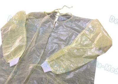 China Vestidos amarillos de costura ultrasónicos del aislamiento, vestido disponible impermeable del laboratorio del aislamiento en venta