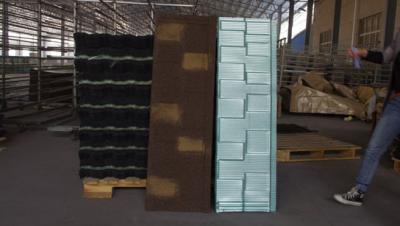 中国 hot sale color stone coated steel roofing sheet china supplier terracotta color stone coated metal roof tile 販売のため