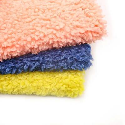 China Abrigos para mujeres 300GSM Teddy Fleece Tejido con concha blanda Color personalizado 100% poliéster Muestras gratuitas en venta