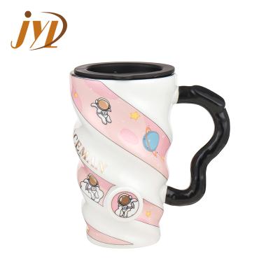 China New Design 500ml Personalized Viable Astronaut 3D Spiral Fold Ceramic Mug With Black Handle for sale