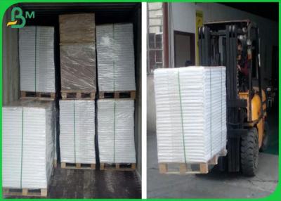 China papel de 50g 55g 60g 70g 80g UWF Woodfree com a folha de 610mm * de 860mm à venda