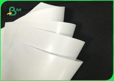 China la prenda impermeable y Oilproof PE de 80gsm 100gsm cubrieron el papel para los paquetes de la comida en venta