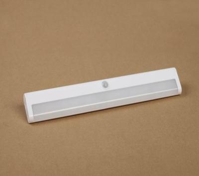 China New Modern Style Battery Operated Plastic White Color PIR Switch Motion Sensor Led Night Light Under Cabinet Light Fixture for sale