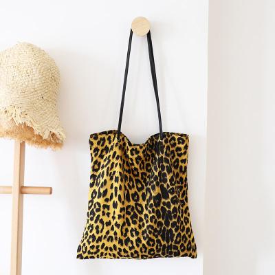 China Reusable Korean version of the simple fashionable leopard pattern retro INS handbag fabric pocket net casual shoulder bag for sale