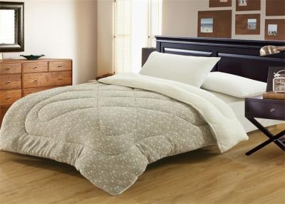 China Full Size Winter Quilt Sets 100% Polyester For Low Temperature Conditions for sale