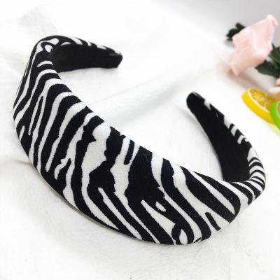 China 2021 fashion quality hot selling interesting hair accessories in black and white pattern hair band for women and girl for sale