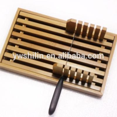 China Sustainable Bamboo Bread Holder Manual Bread Slicer Bamboo Cutting Bread Board for sale