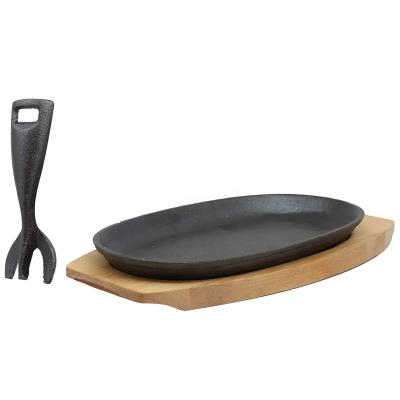 China Sustainable Cast Iron Vegetable Oil Shape Fajita Casserole Oval Steak Dish With Removable Handle And Wooden Base for sale