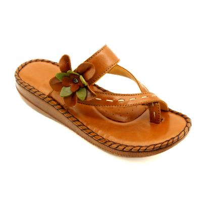 China Cushioning Strap Flip Flops Flower Splicing Flats Casual Slippers Non-slip Fashion Leather Trim Women's Shoes Whip Handmade Soft Wholesale for sale