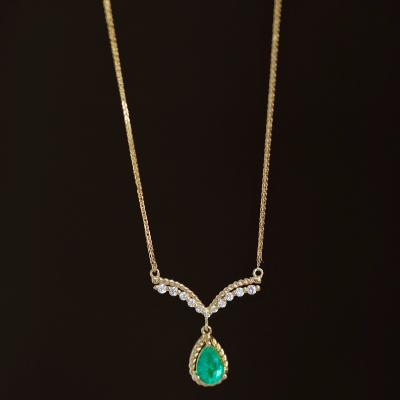 China 18K Gold Diamond Necklace Niche Senior Elegant Emerald Necklace High Quality Hot Sale High Quality V Shaped for sale