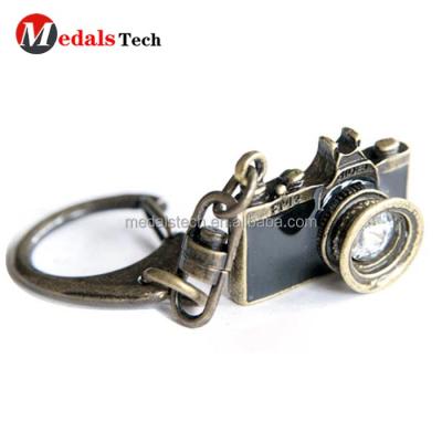 China Promotional Gifts Hot Selling Antique Opens Metal Camera Shape Key Chain With Carabiner for sale