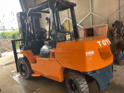 China Altura de elevación máxima usada 4500m m del palo de las secciones de Toyota 7FD50 5 Ton Forklift 3 en venta