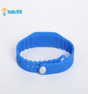 China Hot Selling Product Waterproof/Waterproof Silicone RFID Wristband NFC Wristband for Event etc. hotel swimming pool gymnasium for sale