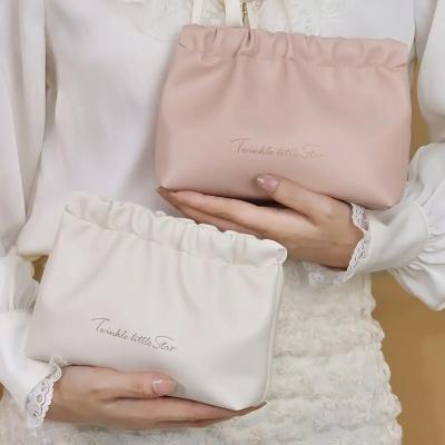 Cina Logo personalizzato Borsa trucco Borsa da viaggio Prodotti igienici Borsa per labbra Borsa di stoccaggio Auricolare Gioielli Borsa a foglia mini borsa cosmetica borsa da mano femminile in vendita