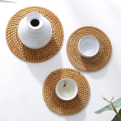 China Huangtu Style Round PP Sustainable Kitchen Mat Washable Plastic Woven Rattan Shining Round Area Mat for sale