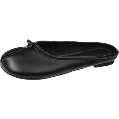 China Fashion Trend Slit Flat Toe Pig Treader Shoes Soft Genuine Leather Unique Outdoor Women's Slippers for sale