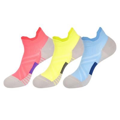 China Sporty Wholesale  Custom Logo Outdoor Sport White Socks Men Black Letter Running Custom Basketball Socks for sale