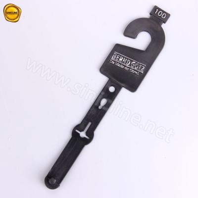 China Zilveren Folie In reliëf gemaakte Logo Plastic Belt Hangers For-Leerriem Te koop