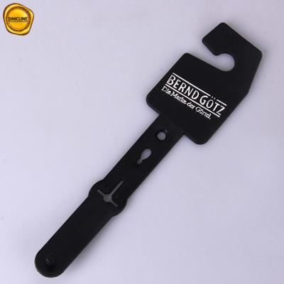 China Aangepaste Logo Embossed Black Plastic Belt-Hangers voor Winkel Te koop