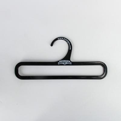 Cina Logo Scarf Black Plastic Hangers su ordinazione W17.5cmxH8.5cm in vendita