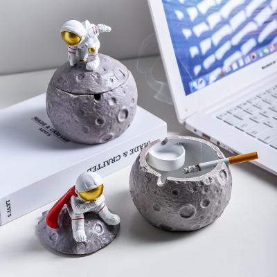 China Creative Cartoon Astronaut Space Dream Series Home Decoration Niche Planet Smoking Resin Ornaments Ashtray Custom Made for sale