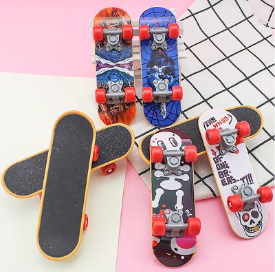 China Children's toys Mini Finger Skateboard Toy Set wiggle Toy Finger Scooter Desktop Toys for unisex children for sale