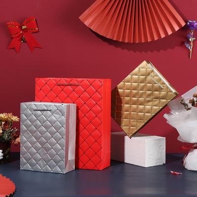 China Thickened White Cardboard Luggage Pattern Recyclable Custom Hot Stamping Birthday Gift Paper Bag Portable Single for sale