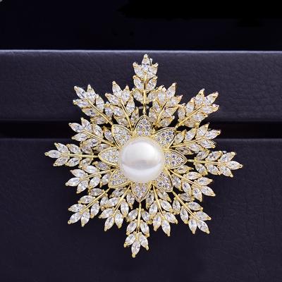 China 2022 New Fashionable Snowflake Pearl Brooch Copper Micro-inlaid Zircon Brooch Cardigan Brooch Pin for sale